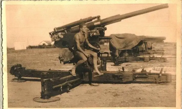 En el polígono de tiro, manejando un cañon antiaéreo 75/46
